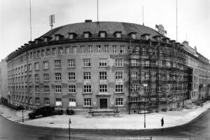  RIAS-Gebäude, Berlin: Im Zweiten Weltkrieg erlitt das Gebäude einen Bombenschaden, der jedoch instandgesetzt wurde. Die späteren Schäden traten in jenem Fassadenbereich auf, der durch den Bombentreffer stark geschädigt worden war. 