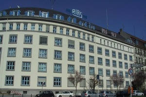  Die fertiggestellte Fassade des RIAS-Gebäudes in Berlin. 