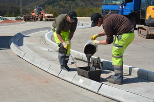  In einem Dünnbettklebeverfahren wird 2-K-Kunststoff auf der mit Wasserhochdruck gereinigten Betonplatte aufgebracht und die Flachborde mit der geschnittenen Seite verklebt.  