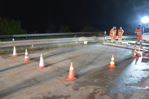  Auf der fertig eingebauten Fläche beginnt der Schnellbeton SB20 von POSSEHL Spezialbau nach kurzer Zeit abzubinden – hier zu erkennen an der aufsteigenden Feuchtigkeit. 2 Stunden später hat das Material eine Druckfestigkeit von mindestens 20 N/mm². 