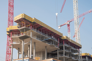  Die spektakuläre Stelzenarchitektur der Parkapartments am Belvedere hebt die Gebäude 12 bis 18 Meter über das Straßenniveau und ermöglicht dadurch den künftigen Bewohnern den Blick über die Baumkronen der umgebenden Grünanlagen. 