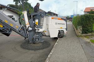  Kleinfräsen wie die W 50 Ri sind prädestiniert für partielle Fahrbahnreparaturen, Demarkierungsarbeiten oder für das Fräsen um Straßeneinbauten. Dank Ihrer hohen Wendigkeit ist auch das exakte Fräsen von Kanaldeckeln eine Stärke der Wirtgen Kleinfräsen. 