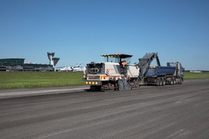  Gemacht für Großaufträge wie auf dem Flughafen Helsinki-Vantaa: Bis zu 900 t Asphalt pro Stunde kann die Wirtgen Großfräse W 220 bei optimaler Lkw-Organisation ausbauen.       