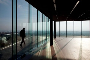  Die Gestaltung der Gebäudehülle gestattet nach Süden einen großartigen Ausblick in die Wulkaebene. 