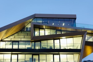  Die raumhohen Glasfassaden nach Süden tragen können mit regulativen Elementen die Energie in das Gebäude hereinlassen oder auch großteils ausblenden. 