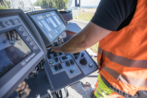  Der ergonomisch gestaltete, durchgehende Fahrstand und das intuitive Bedienkonzept ermöglichen hohe Tagesleistungen. 