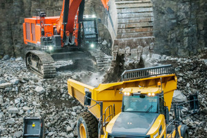  Hier belädt der Gewinnungsbagger ZX-890-6 von Hitachi einen Bell Dumper mit gelöstem Gestein.  