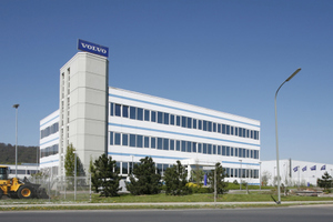  links: Am Volvo-Produktionsstandort Konz sind derzeit 950 Mitarbeiter beschäftigt. 