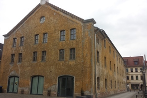  Das Artilleriewagenhaus in der Lutherstadt Wittenberg wurde 1855 erbaut und beherbergt heute die „Städtischen Sammlungen“. Erhebliche Schäden am Putz und am Mauerwerk machten 2016 eine Sanierung notwendig.  