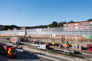  Im Hamburger Stadtteil Stellingen wird die Autobahn A7 von sechs auf acht Spuren erweitert. Da eine bestehende Lärmschutzwand im Zuge der Baumaßnahmen abgerissen werden musste, errichtete die Muehlhan Deutschland GmbH zum Schutz der Anwohner vor Bau- und Straßenlärm sowie Baustaub mit dem Layher Protect-System eine temporäre Schutzwand für die anliegenden Wohngebiete. 