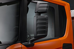  Die XT-Außenspiegel, erkennbar an den Versteifungsrippen, halten deutlich mehr aus als die Spiegel der Speditions-Lkw. 