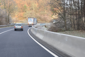  Entlang der Bundesstraße in Gaggenau wurden fast 600 Meter Drainfix Clean Filtersubstratrinnen von Hauraton verlegt. 