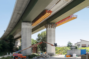  Mithilfe zweier Variokit-Gesimskappenbahnen werden Außen- und Mittelkappe der Immensitzbrücke bei Geisingen hergestellt. 