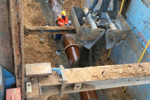  Die Steinzeugrohre für die Schmutzwasserkanäle wurden bis über Rohrscheitel mit steinfreiem Sand verfüllt. Danach konnte das Rohrauflager für die Betonrohre des Regenwassersammlers hergestellt werden. 