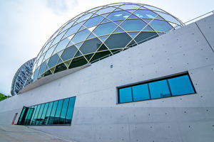  Blick auf die Glaskuppel und Seitenwand der Seine Musicale nach der Fassadenveredelung. 