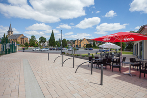  Der neue Pflasterbelag in der Raiffeisenstraße in Neustadt (Wied) leistet einen wichtigen Beitrag bei der Dorferneuerung.  