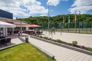  Das Bürger- und Sportzentrum, die Wiedparkhalle und die angrenzenden Freiflächen wurden über eine neue Oberflächengestaltung optisch miteinander verbunden.  