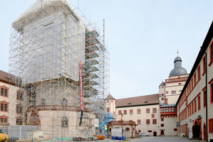  Da ein Kran nicht durch die Tore der Festung gepasst hätte, musste alles Material für Gerüst und Wetterschutzdach mit Transportern angeliefert und per Hand montiert werden – eine Aufgabe, die durch das minimierte Gewicht der Grundbauteile erleichtert wurde.  