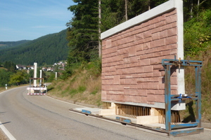  Klosterreichenbach, L 409, Stützwände außerhalb der Ortschaft. Lieferung der Fertigteile auf Innenlader-Paletten. Die Anschlussbewehrung an der Unterseite der Stützwandelemente wird mit der Bewehrung im vorgefertigten Fundament vergossen. Dieser Arbeitssc 