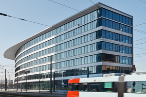  Der elegant geschwungene Bau entstand nach einem Entwurf des Düsseldorfer Architekturbüros Structure Lab. 