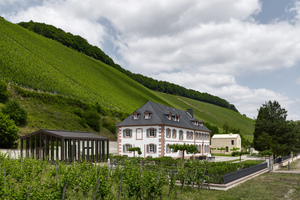  Das spätbarocke Gutshaus Cantzheim liegt malerisch vor imposanter Weinbergskulisse an der Saar.  