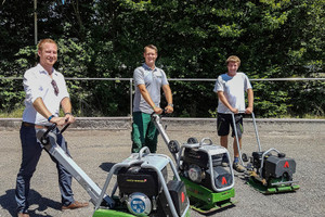  Garten- und Landschaftsbaumeister Peter Dörflinger (Mitte) mit Subunternehmer Matthias Mayer (rechts) und Matthias Pfaff, Vertrieb Fa. Reichert. Mit den drei Rüttelplatten wurde die komplette Oberfläche fachgerecht verdichtet. 