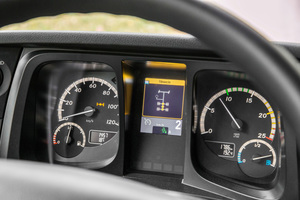  Das Mercedes-Cockpit liefert alle relevanten Informationen. 