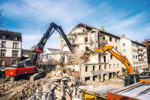  Arbeiten gemeinsam auf der Baustelle: Der bewährte Hitachi ZX280 und der neue KMC400. 