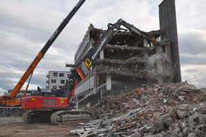  Stark im Abbruch: Der KMC520-5BTV bewährt sich beim Abbruch auf einer Baustelle in der Tübinger Straße in München. 