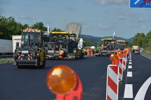  Walzen und Fertiger im Einsatz: Das Forschungsprojekt „Robot – Straßenbau 4.0“ soll die Automatisierung des Einbauprozesses weiter forcieren.  