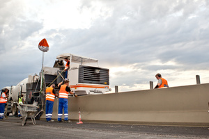  Die Ausbildung zur Betonschutzwand-Montagefachkraft beinhaltet die Vermittlung des Regelwerks und das erforderliche Know-how zur technischen Umsetzung. 