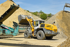  Willy Dohmen veredelt Rohmaterial zu hochwertigen Baustoffen. Liebherr-Radlader beschicken dafür die Aufbereitungsanlagen. 