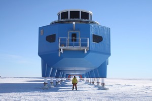  Umzug in der Arktis: Die Forschungsstation „Halley VI“ musste 23 km über das Eis gezogen werden.  