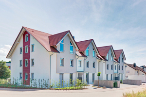  Ländliche Ruhe mit guter Anbindung: Die neuen Mehrfamilienhäuser in Engelsbrand bei Pforzheim fügen sich dank zurückhaltender Architektur harmonisch in das städtebauliche Umfeld ein. 