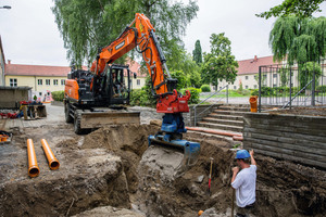  Nach den Verlegearbeiten wird die Baugrube bzw. der Rohrgraben punktgenau mit Sand verfüllt und im Anschluss verdichtet.  