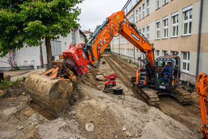  Hier befindet sich ein Variolock-Schnellwechsler in Kombination mit einem Rototop am neuen Bagger, der dem Grabenlöffel hoch-genaues Arbeiten ermöglicht.  