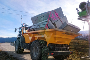  In seiner robusten Mulde transportiert der Bergmann-Dumper bis zu 21 Tonnen pro Fahrt – mit Spitzengeschwindigkeiten von bis zu 40 km/h. 