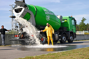  Wurde in der Fernsehsendung Gallileo unter Beweis gestellt: Die hervorragende Wasseraufnahmekapazität eines offenporigen Betonbelags am Hockenheimring. 