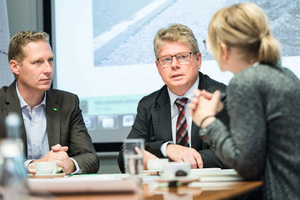  Dr. Robert Bachmann, Projektmanager Infrastruktur, (li.) und Dr. Klaus Felsch, Produktmanager Verkehrswegebau, im Gespräch mit Heidi Schettner, THIS. 