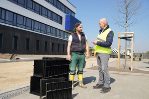  Janek Laprell (l.), Meister (Garten- und Landschaftsbau) bei Frauenrath Landschaftsbau, im Gespräch mit  Funke-Fachberater Ralf Börmann, ist mit der Handhabung und dem einfachen Einbau des Systems zufrieden.  