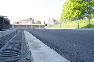  Der Parkplatz bietet 441 Fahrzeugen Platz. Damit diese nicht im Regenwasser stehen, wird es über das D-Rainclean System zuverlässig abgeleitet. 