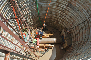  Aufgrund der relativ großen Verlegetiefe von 10 m entschied man sich für Rohrvortrieb.  Die sehr glatten Oberflächen der Polymerbeton-Vortriebrohre ermöglichten einen schnellen und sicheren Einbau. Gleichzeitig gewährleisten diese eine hohe hydraulische Leistung im Betrieb.  