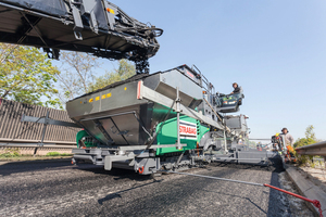  Zweispurige Erneuerung auf der B 9:  Der InLine Pave Einbauzug der Bauunternehmen Strabag und Eurovia überzeugt im Einsatz. 