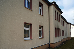  Die Dübel des unter Putz liegenden WDV-Systems zeichneten sich bei den Häusern einer Wohnanlage in Raschau deutlich ab. 