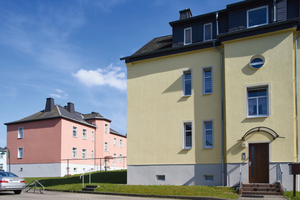  Die Häuser der Wohnanlage in Raschau stammen zum Großteil aus den 50er Jahren. Die größeren Häuser zeichnen sich durch ein abgesetztes Treppenhaus aus.  