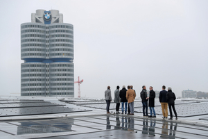  Prof. Dr.-Ing. Marco Einhaus (2.v.l.) erklärt Veranstaltungsteilnehmern die aufwendigen Sicherheitssysteme auf dem Dach der BMW-Welt. Aus Sicherheitsgründen war die Größe der Besuchergruppen beschränkt. 