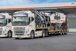  Auch das faltbare Ladeband und das hydraulisch einklappbare Wetterschutzdach unterstützen die Baustellenprofis beim Verladen und Transport der neuen Wirtgen Großfräse W 210 XP. 