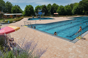  Komplett neu gestaltet wurde die Beckenlandschaft im Freibad Herbolzheim. Im Bild sind das große Sportbecken sowie das Sprungbecken zu sehen. 