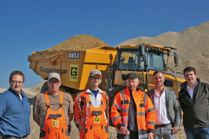  Das Team des Guggenberger-Kieswerks mit den zufriedenen Lieferanten (v.l.): Harald Birk (Leiter Kieswerk/Betonwerk), Max Karl, Markus Fuchs, Johann Schweiger (techn. Einkauf), Alexander Wittl, Beutlhauser Baumaschinen, Alexander Schwarzkopf Bell Equipment. 