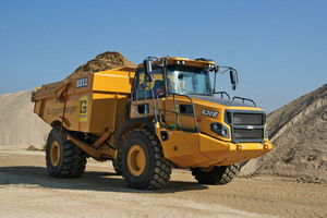  Mit 28 Tonnen Nutzlast wird der B30E 4x4 in Mintraching in Produktion und Abraum sowie im Materialumschlag eingesetzt. 
